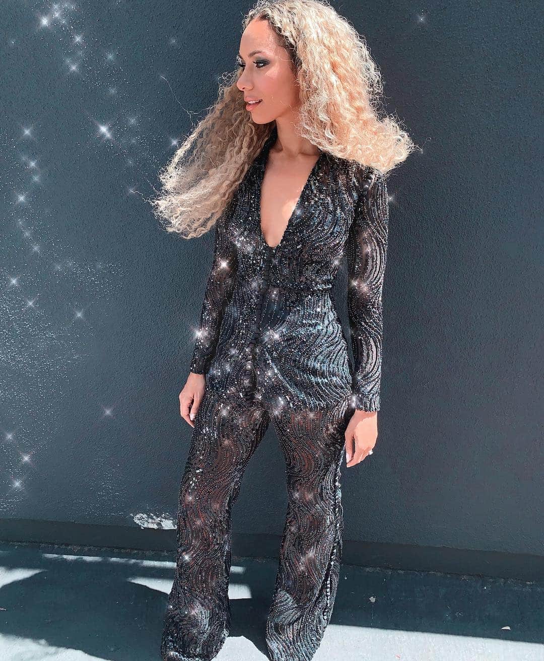 レオナ・ルイスのインスタグラム：「So much fun filming today for @nbcsongland 🖤✨🎼🎤」