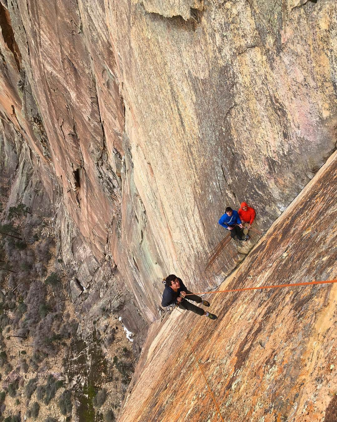 アレックス・オノルドさんのインスタグラム写真 - (アレックス・オノルドInstagram)「Yesterday @bradgobright and I got to go climb Levitation 29, the Rainbow Wall, and Cloud Tower (and technically Solar Slab to do the approach to Levitation). My first big day out on rock in months since the film tour. One of the highlights was running into @cannonjtc and THE Mark Hudon while we rapped the Rainbow Wall - Jordan was sending Rainbow Country (12d) and it was fun to spectate for a bit as we went by. So stoked to be back on real rock!! And so sore today...」4月3日 3時28分 - alexhonnold