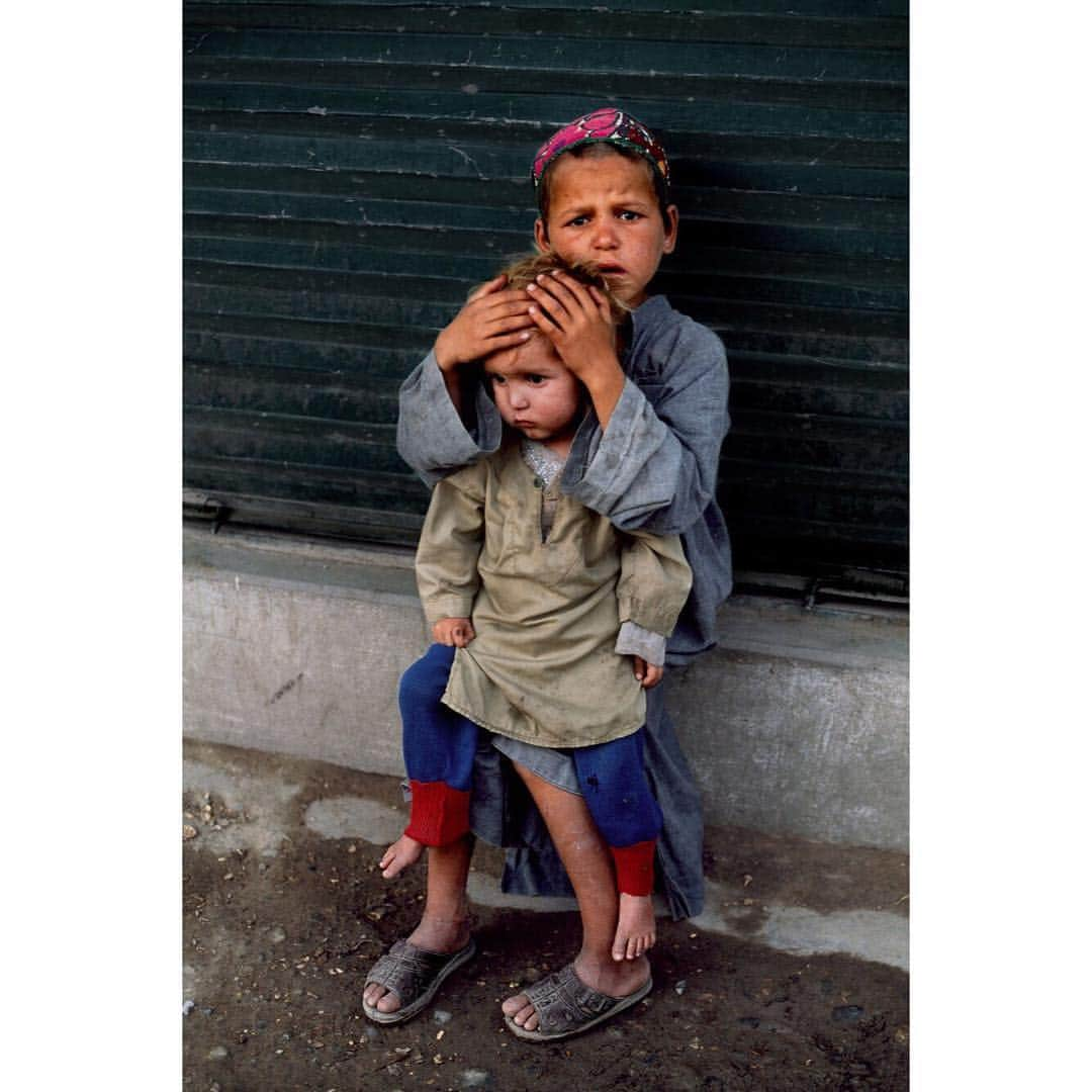 スティーブ・マカリーさんのインスタグラム写真 - (スティーブ・マカリーInstagram)「“Brothers and sisters are as close as hands and feet.” - Vietnamese Proverb. 1st image: Two brothers stand against a wall, Chang Rai, Thailand, 2001. 2nd image: Two brothers on the street, Bhutan, 2002. 3rd image: Two brothers hold bows and arrows, Tanzania, 1995. 4th image: Young boy holds his younger brother close, Kabul, Afghanistan, 2002. 5th image: Sisters in gold robes pose for a portrait, Afghanistan, 2002.」4月3日 3時38分 - stevemccurryofficial