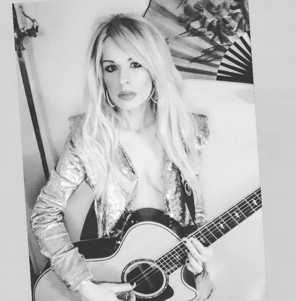 オリアンティさんのインスタグラム写真 - (オリアンティInstagram)「Swords ,sparkles and writing new tunes on my @taylorguitars 🖤💣 #newalbum #2019」4月3日 3時52分 - iamorianthi