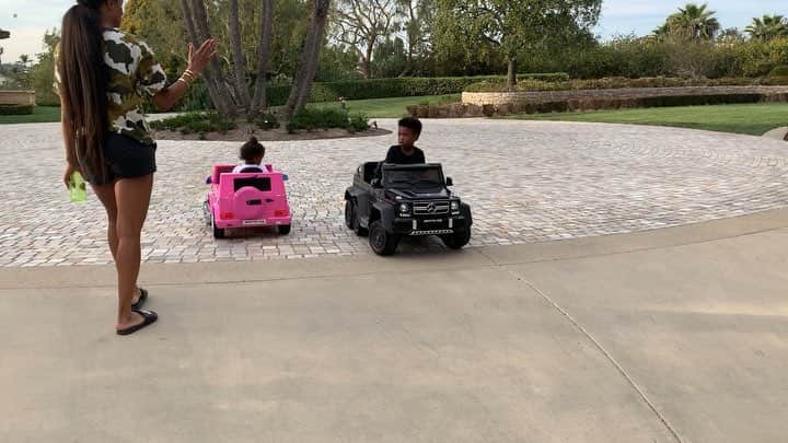 ラッセル・ウィルソンのインスタグラム：「Family Go Carts! #MorningCruise @Ciara」
