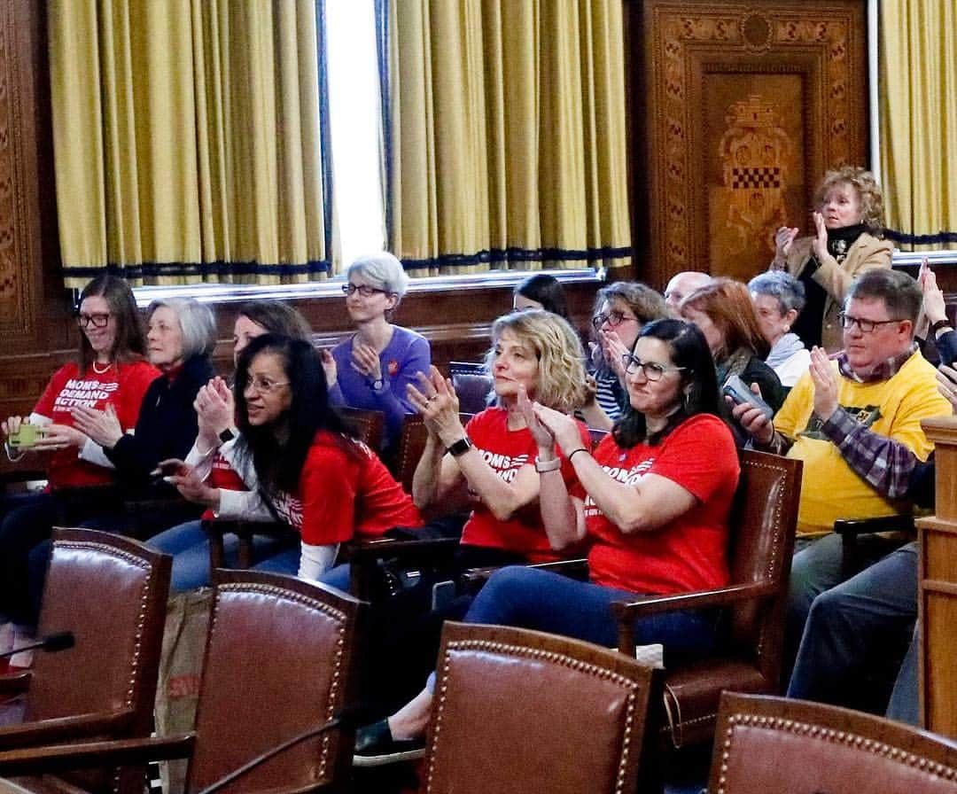 NBC Newsさんのインスタグラム写真 - (NBC NewsInstagram)「The #Pittsburgh City Council approved gun legislation restricting assault weapons like the rifle used in the #TreeofLife Synagogue shooting last year. Click the link in our bio to read more. . 📷 Keith Srakocic / @apnews」4月3日 3時51分 - nbcnews