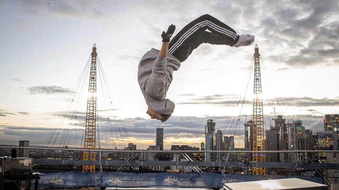 のインスタグラム：「One of the reasons why I love my sport is because it is unique, it’s one of few sports that be displayed anywhere, like this shot on top of @theo2london @upattheo2 👍 @superstarsofgymnastics」