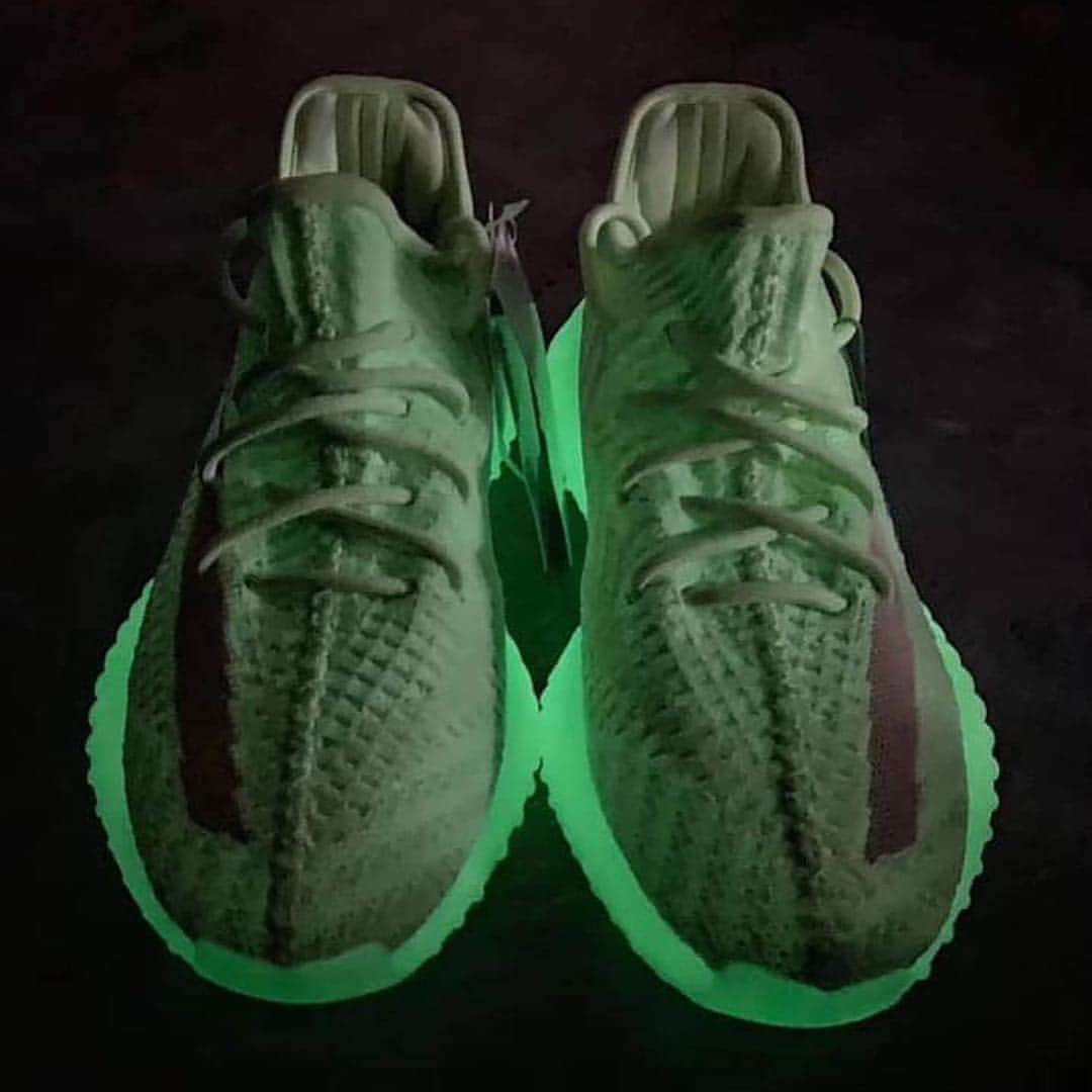 Sneaker Newsさんのインスタグラム写真 - (Sneaker NewsInstagram)「Neon Yeezys coming this Summer. Swipe left to see it glow in the dark! For a closer look, tap the link in our bio. 📸: @yeezymafia」4月3日 4時02分 - sneakernews