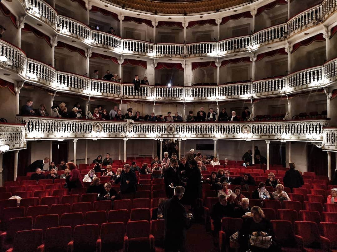 ジャスティン・マッテラさんのインスタグラム写真 - (ジャスティン・マッテラInstagram)「È sold out stasera al #teatrosannazaro per i 25 anni di carriera di #luigilibra .(stanno arrivando) Che emozione cantare sul questo palco. Canterò verso le 22:45. 🤪」4月3日 4時02分 - justineelizabethmattera