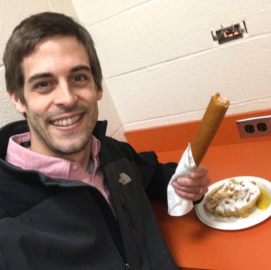 デリック・ディラードのインスタグラム：「Loving springtime on campus!  I could get used to free corn dogs, funnel cakes, fries, and nachos for lunch!  Getting my carbs and protein in for study fuel!  #arkansas」