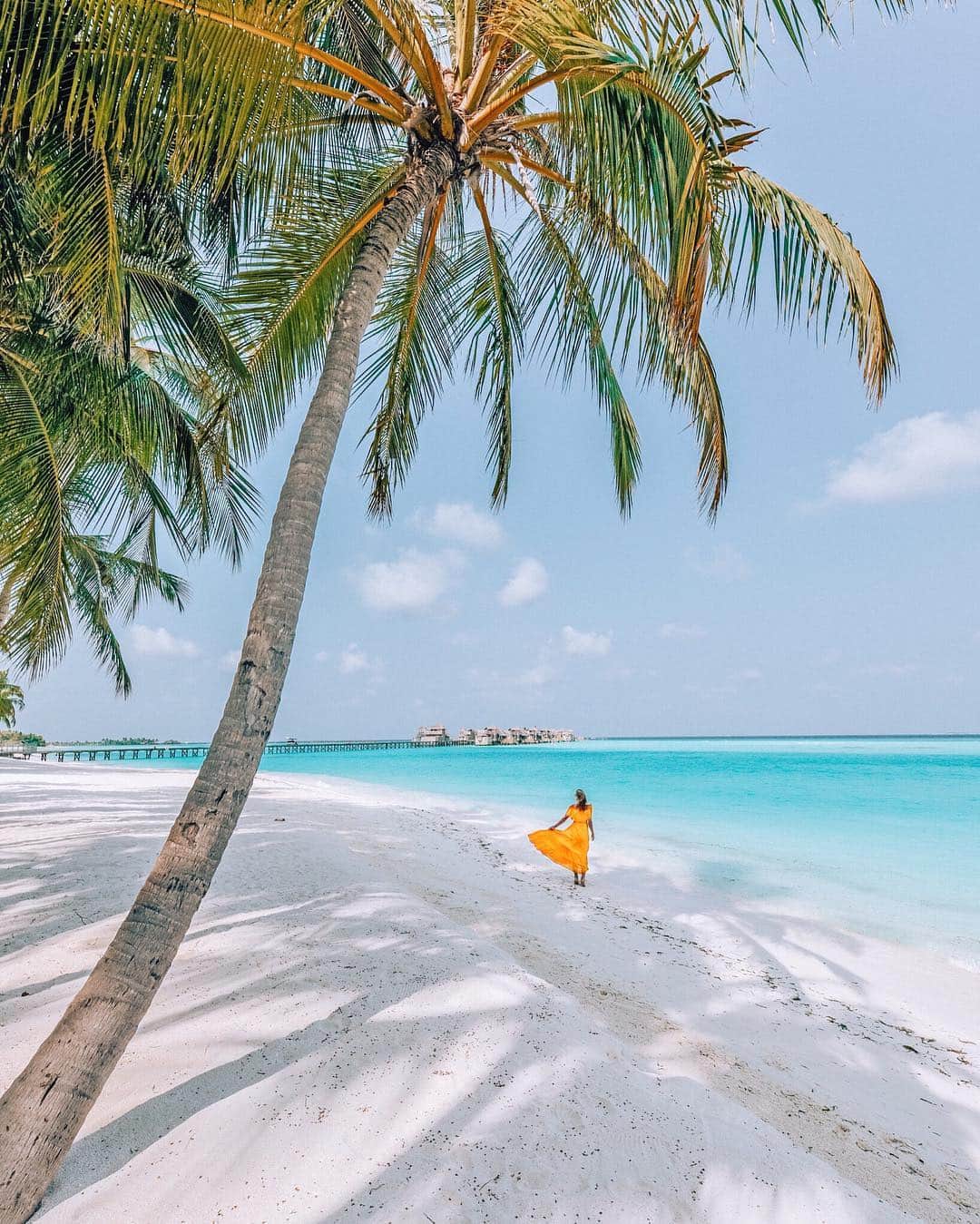 Izkizのインスタグラム：「I hope you always have a shell in your pocket & sand in your shoes 🐚🌴 #Maldives」