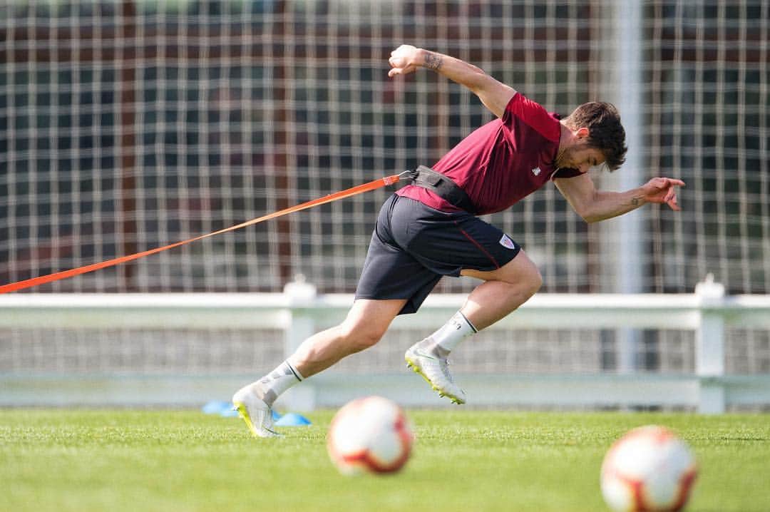 イバイ・ゴメスのインスタグラム：「‪¡Preparados, listos, YA! ⚽️‬ ‪Llegamos con una ilusión tremenda a este tramo final de temporada.‬ ‪Estoy convencido de que vosotros también.‬ ‪¡Que se note mañana en San Mamés! 🙌🏼‬ ‪¡Queremos otros 3 puntos! 💪🏼‬ ‪Aupa @athleticclub ! 🦁 🔴⚪️‬ ‪#goruntzbegira 🧗‍♂️ ‬」
