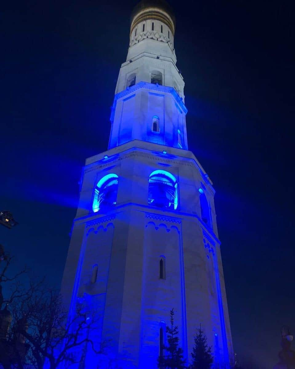 ナタリア・ヴォディアノヴァさんのインスタグラム写真 - (ナタリア・ヴォディアノヴァInstagram)「Tonight the famous bell tower of Ivan the great is lit blue as part of day of autism awareness. It means so much to see my country embracing autistic spectrum disorder since this day has been established in 2007 globally. Feeling grateful for this journey and hopeful for the future where inclusion is a reality and not just a strange word to my country 💙 🧩 Сегодня вечером Колокольня Ивана Великого, Останкинская башня, памятник "Рабочий и колхозница", а также тысячи других знаковых объектов в нашей стране и во все всем мире подсвечиваются синим. Сегодня - 2 апреля - всемирный день информирования об аутизме, учрежденный ООН и проходящий с 2007 года. Мне доставляет огромную радость наблюдать, как с каждым годом наша страна становится все более восприимчива и открыта к инклюзии, с каждым годом все больше зданий и окон простых домов в знак солидарности зажигаются теплым синим светом.」4月3日 4時21分 - natasupernova