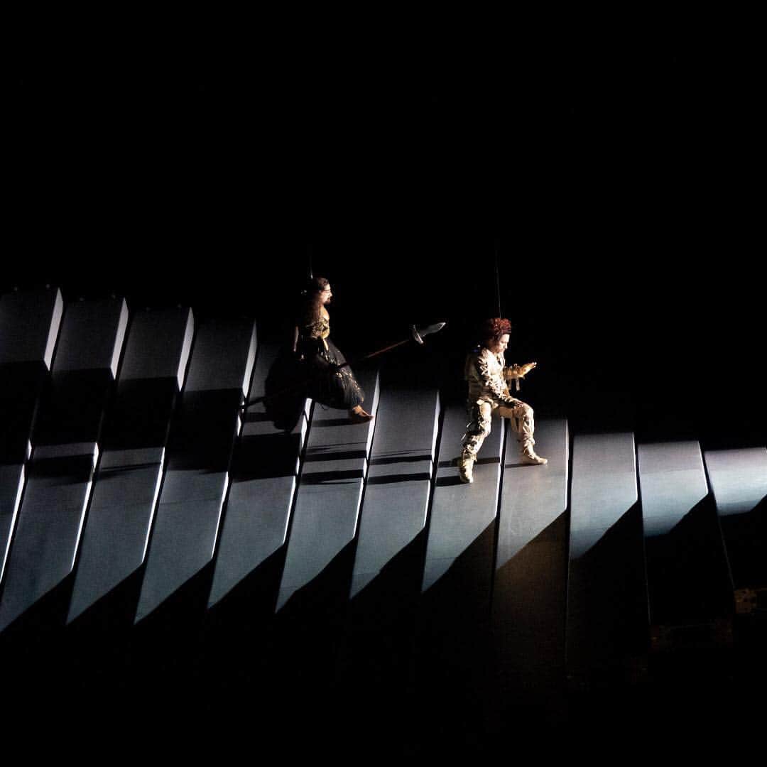 ニューヨーク・タイムズさんのインスタグラム写真 - (ニューヨーク・タイムズInstagram)「These massive planks rotate like seesaws on an axis that can rise and fall. They can be twisted into sculptural set pieces and bathed in intricate video imagery. They’re part of Robert Lepage’s ambitious staging of Wagner’s 4-opera “Ring” cycle at the @metopera. This 44-ton “Machine” was prone to glitches, starting when “Das Rheingold,” the first installment, was introduced in 2010. It often squeaked and groaned too. “But after a major retooling, it has been tamed — well, mostly,” writes the #nytimes chief classical music critic Anthony Tommasini. There were occasional creaking sounds during a recent show, but things seemed to work smoothly. Visit the link in our profile to read more from Anthony’s review of the “Ring.” Sara Krulwich shot this photo.」4月3日 4時35分 - nytimes