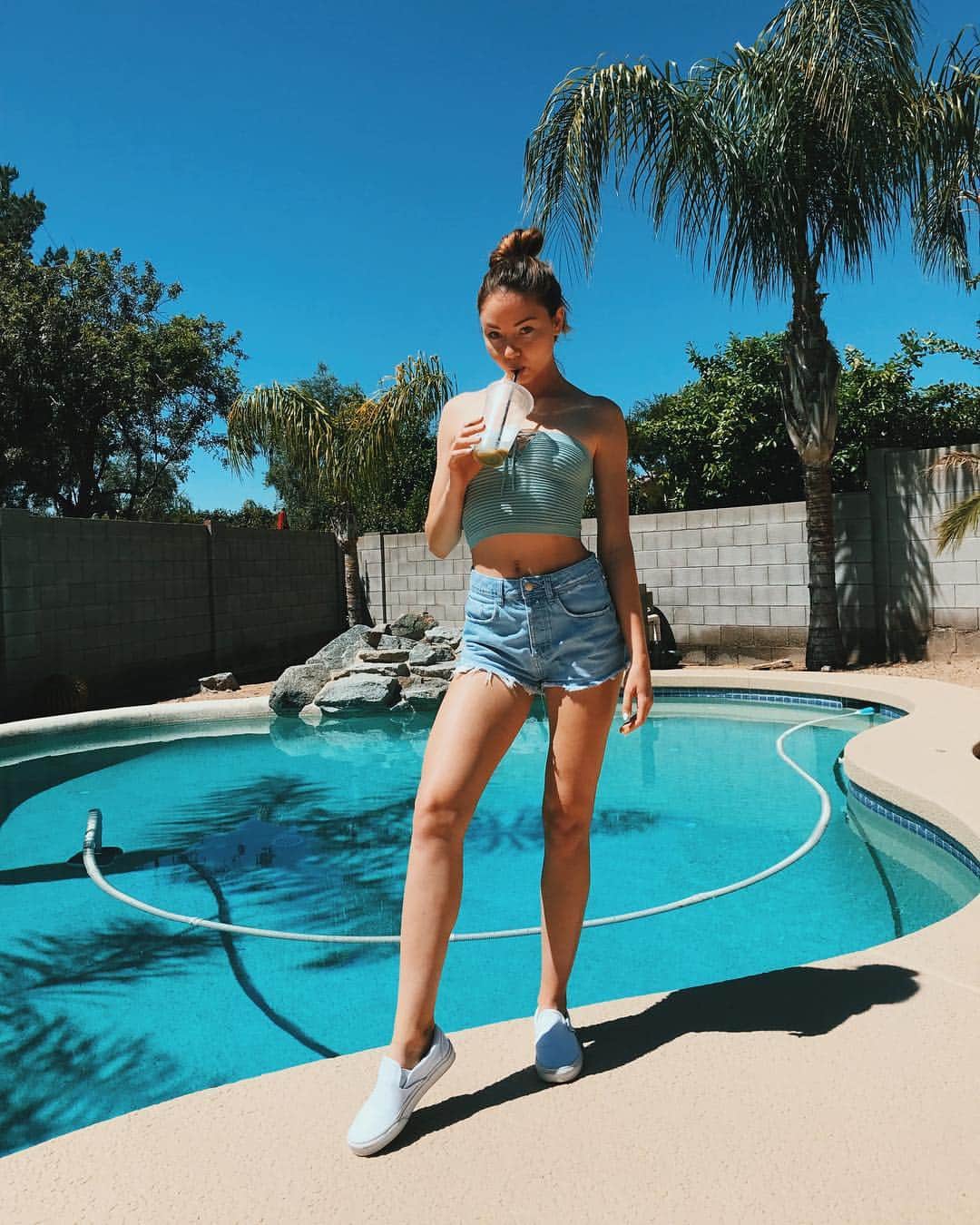 Meredith Fosterさんのインスタグラム写真 - (Meredith FosterInstagram)「New video is up ☕️🐸 Not clickbait.」4月3日 4時36分 - meredithfoster