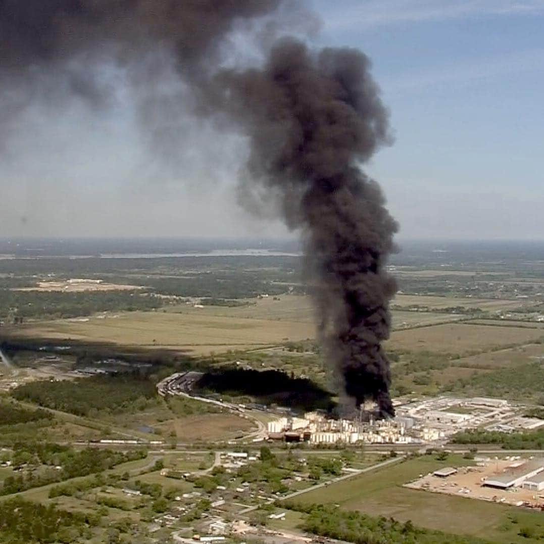 NBC Newsさんのインスタグラム写真 - (NBC NewsInstagram)「At least one person has died and two are injured in a chemical plant fire near #Houston, #Texas. Click the link in our bio to read more. . 📷 KPRC」4月3日 4時28分 - nbcnews