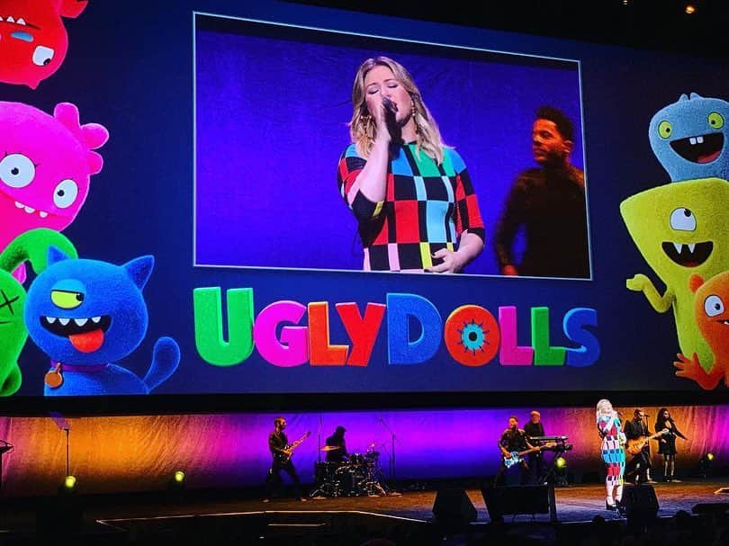 ケリー・クラークソンさんのインスタグラム写真 - (ケリー・クラークソンInstagram)「So awesome to finally get to perform “Broken and Beautiful” my new single for Ugly Dolls at CinemaCon. Can’t wait for everyone to see this beautiful movie! Annnd I loved getting to catch up with @pitbull and @melissamccarthy」4月3日 4時37分 - kellyclarkson