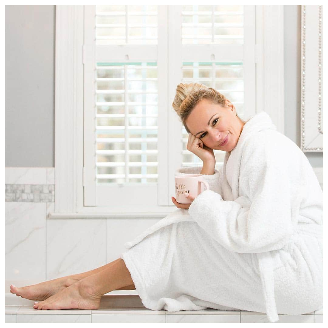 クリスティ・ルーカジアックさんのインスタグラム写真 - (クリスティ・ルーカジアックInstagram)「My bathtub is my happy place 🛁 ⠀ ⠀ I will 100% choose a bath over a shower, any day. I love any excuse to have an in-home spa experience. I’m sharing 10 of my best skin care secrets over on the blog today. 🤫 Link in my bio 👆🏻⠀ ⠀ But I want to know what your fav product or routine is. Sound off below.」4月3日 4時34分 - christilukasiak