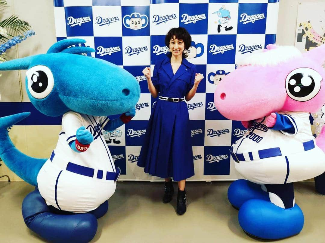 Ms.OOJAさんのインスタグラム写真 - (Ms.OOJAInstagram)「中日ドラゴンズのナゴヤドーム開幕戦にて国歌独唱させていただきました！！ . 地元名古屋での開幕戦、大変光栄ことでした！緊張したけど気持ちよかったです！ . ドアラとシャオロン&パオロンと📸 . TOGAのワンピもぴったりドラゴンズカラーでハマりました🙌🙌 . #msooja #ドラゴンズ #中日ドラゴンズ #ドアラ #シャオロン #パオロン #ナゴヤドーム #国歌独唱 #開幕戦 #広島カープ」4月2日 19時42分 - msoojafaith