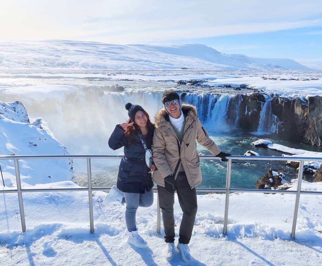 アイス・サランユーさんのインスタグラム写真 - (アイス・サランユーInstagram)「ใช่ครับ เรา2พี่น้อง อยากมาเมืองหนาว แต่เราไม่ได้อยากให้มันหนาวขนาดนี้ ❄❄❄-12°C❄❄❄ หนาวจน แข็งไปหมดแล้วจ้าาา #godafoss  #Iceland  #icesarunyuaroundtheworld」4月2日 19時43分 - icesarunyu
