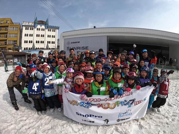 小野塚彩那のインスタグラム：「3/26-3/29 キッズスポーツ体験キャンプ！滑れなかった子が滑れるようになった時の嬉しさったら。他にもボルダリング、フェンシング、スノーシュー、トランポリンなどを体験しながらマグロの解体ショーや、親御さんへのお手紙、お米についてのセミナーやお米のつかみ取りなど内容盛りだくさんの3泊4日！！参加させて頂いてもう5年目となりますが、今回が1番泣いたな…。子どもたちに勉強させられた3泊4日。また来年！. . #kidscamp #ski」