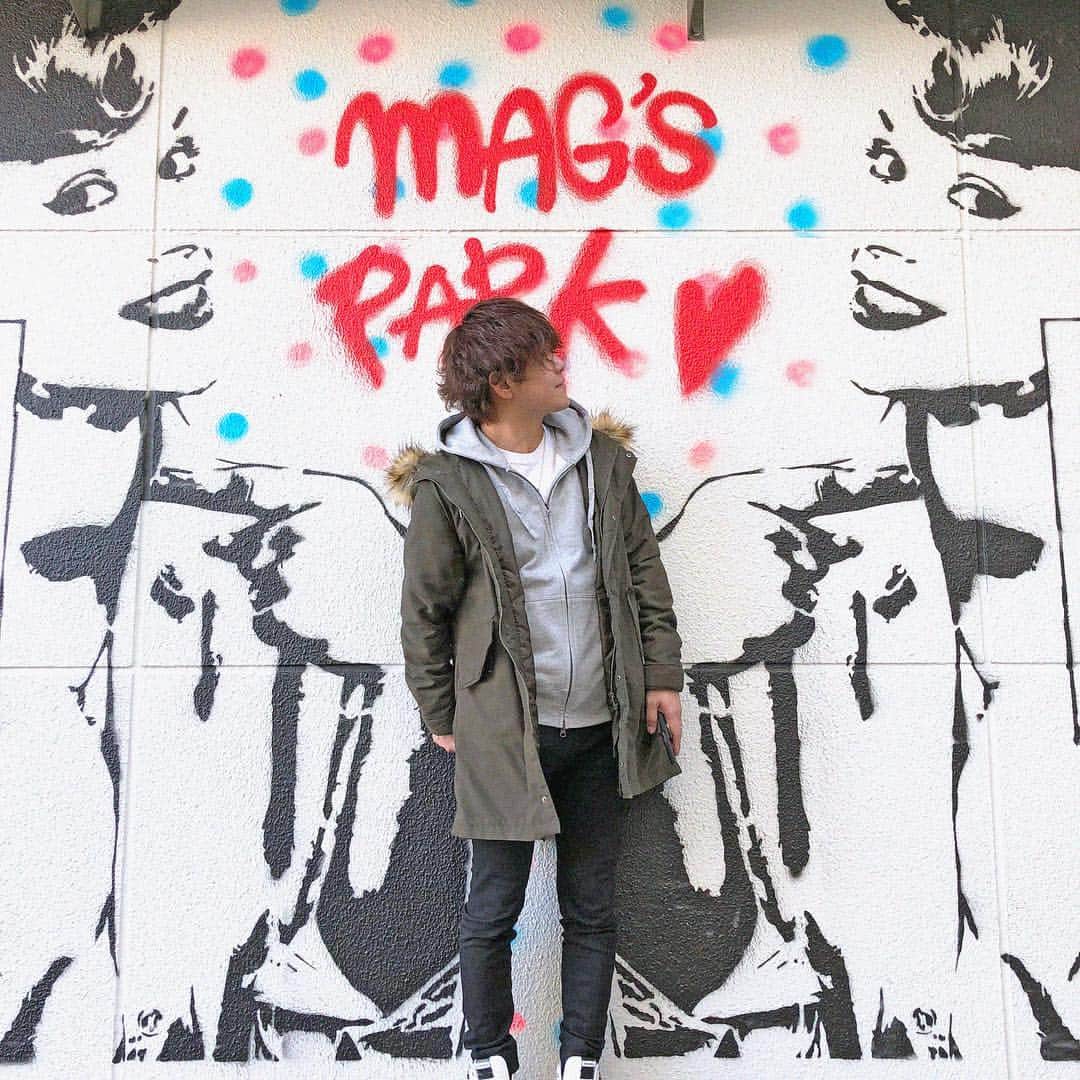 TMIXのインスタグラム：「何回かご紹介しています渋谷「MAGNET」はオシャレアートとインスタ映えの宝庫です✨ 屋上にはこの前ご紹介しました幾何学模様のアートとは打って変わって、ポップで可愛らしいウォールアートがあります🍭❣️ . 白い壁に女性の絵が向かい合わせで描かれているこちらのアートは、中心にカラフルなスプレーで「MAGS PARK」と書かれています💘 ぜひ中心に立って撮影してみてくださいね🤩 . model 170cm Mサイズ着用 -------------- オリジナルデザインで自分だけのTシャツをあなたに。詳細はプロフィールから → @tmix_jp . 自分でデザインしたTシャツで街へ繰り出そう。 . #TMIX #ティーミックス #オリジナルTシャツ #オリジナルデザイン #オリジナル #即日レギュラーパイルスウェットフルジップパーカー #今日の服 #今日のコーデ #今日のファッション #きょコ #路地裏 #カメラ好きな人と繋がりたい #渋谷 #渋谷ファッション #渋谷PARCO #みんなで作るコーデ集 #PARCO #パーカー #ストリート #AKIRA #お洒落さんと繋がりたい #おしゃれさんと繋がりたい #おしゃれ好きと繋がりたい #お洒落好きと繋がりたい #写真好きな人と繋がりたい #写真好きな人とつながりたい #アキラ #ウォールアート #コーディネート探検隊 #フォトスポット」