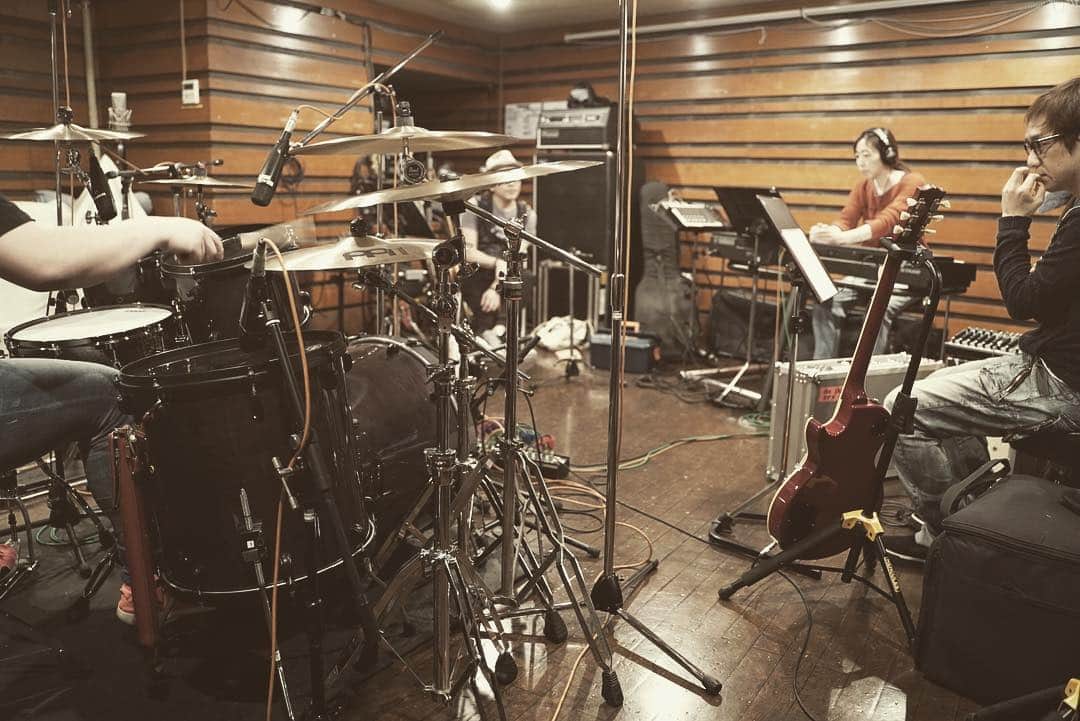 近藤薫のインスタグラム：「久しぶりにフルバンドでレコーディング！生演奏の良さを、パッケージにして。 #recording #band #guitar」