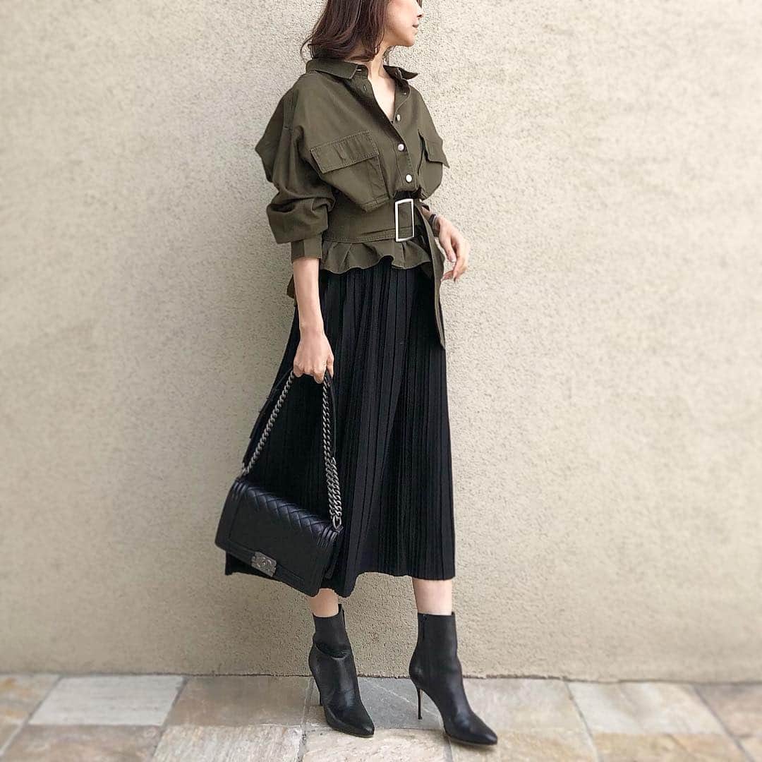 akko3839さんのインスタグラム写真 - (akko3839Instagram)「﻿ ﻿ ﻿ ﻿ ﻿ khaki×black﻿ ﻿ ﻿ #先日の服﻿ ﻿ ﻿ ﻿ shirt @amerivintage  skirt @fifth_store ×akkoコラボ﻿ bag @chanel﻿ boots @manoloblahnik﻿」4月2日 19時51分 - akko3839