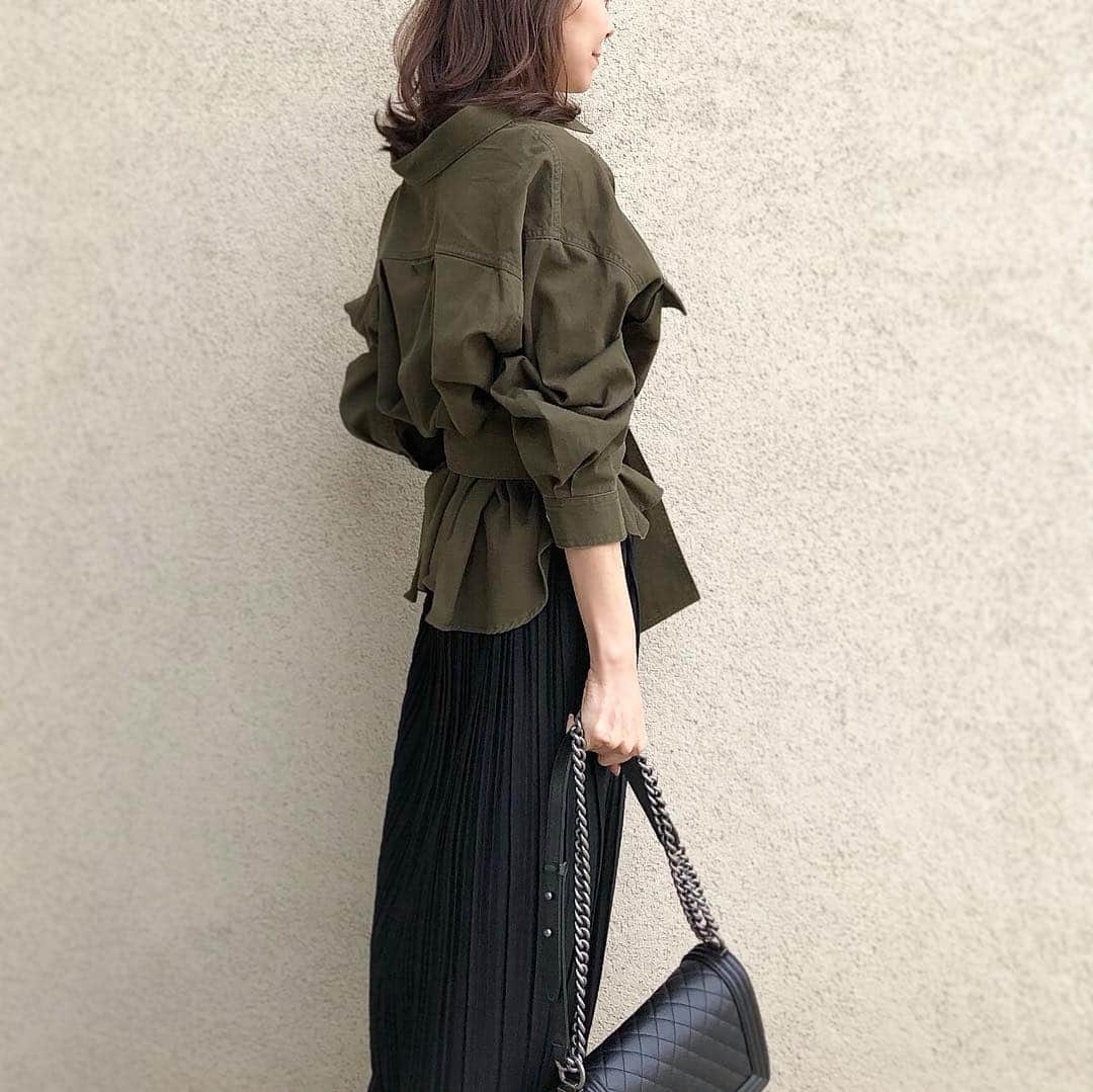 akko3839さんのインスタグラム写真 - (akko3839Instagram)「﻿ ﻿ ﻿ ﻿ ﻿ khaki×black﻿ ﻿ ﻿ #先日の服﻿ ﻿ ﻿ ﻿ shirt @amerivintage  skirt @fifth_store ×akkoコラボ﻿ bag @chanel﻿ boots @manoloblahnik﻿」4月2日 19時51分 - akko3839