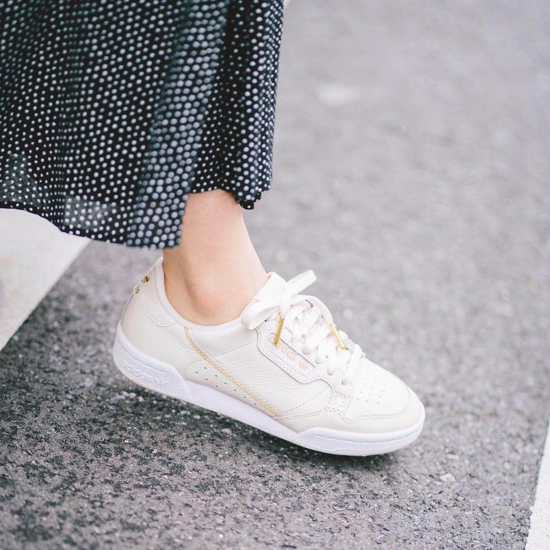 IENAさんのインスタグラム写真 - (IENAInstagram)「👟 4.5.fri New Arrival 👟﻿ ﻿﻿ ﻿ ADIDAS EX “Continental 80”﻿ ﻿ 毎回ご好評頂いているIENA/EDIFICEと共同制作したアディダス別注スニーカー4/5(金)発売！﻿ ﻿ 今回のモデルは80′Sのテニスシューズのヴィンテージルックを受け継ぐ「CONTINENTAL80」﻿ ﻿ カジュアルだけど上品さがあり、またシンプルで合わせやすいのでスニーカーファンのみならず、是非店頭でお試しいただきたいスペシャルな一足です。﻿ ﻿﻿ ﻿﻿ ﻿ shoes【ADIDAS EX】¥12,000+tax﻿ col:ナチュラル﻿ size:22.5、23、23.5、24、24.5﻿ no.19093910007210﻿ ﻿﻿ ﻿ ﻿﻿ #iena #edifice﻿ #adidas #限定モデル」4月2日 19時52分 - iena_jp