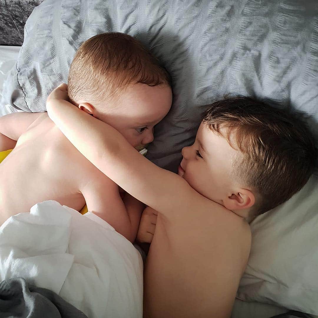ニッキー・サンダーソンさんのインスタグラム写真 - (ニッキー・サンダーソンInstagram)「My beautiful nephews having a snuggle.... heart literally melts 💙💙 #nephews #brothers #love #family #auntie #toocute #reggie #rory」4月2日 19時49分 - niknaksanderson