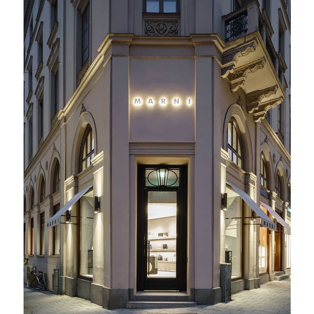 マルニさんのインスタグラム写真 - (マルニInstagram)「The façade of the new Marni boutique in Munich — located inside a historic building on the prestigious Maximilianstraße. #MarniOpenings #Marniboutiques #Munich」4月2日 20時00分 - marni