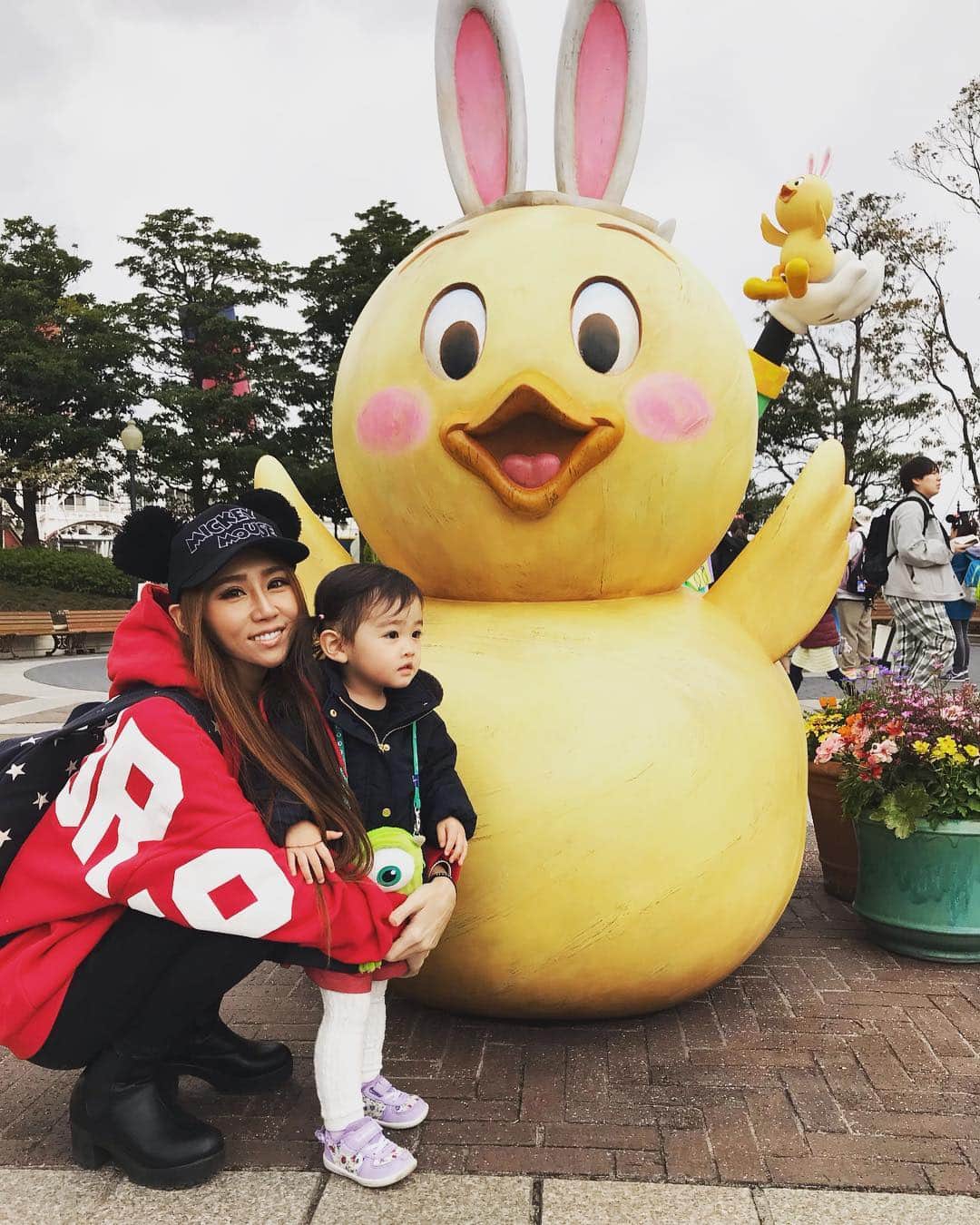 のインスタグラム：「. . うさぴよ〜🐥🥚❤️ 私、産まれて初めてEASTER来た🥚 凜さん卵🥚好きだからキャラクターより 卵に指指しまくってて笑ったよねww . . #disneysea #disney #firstdisneytrip #easter #easterdisney #disneyeaster  #ディズニーシー #ディズニーシーデビュー  #初めてのディズニーシー #マイクワゾウスキー  #親子ディズニー #うさぴよ #happyday  #happylife #凜 #2歳3ヶ月 #女の子ママ #ママさんと繋がりたい  #子供の喜ぶ姿見れるのは親の幸せ #次はランド行こうね」