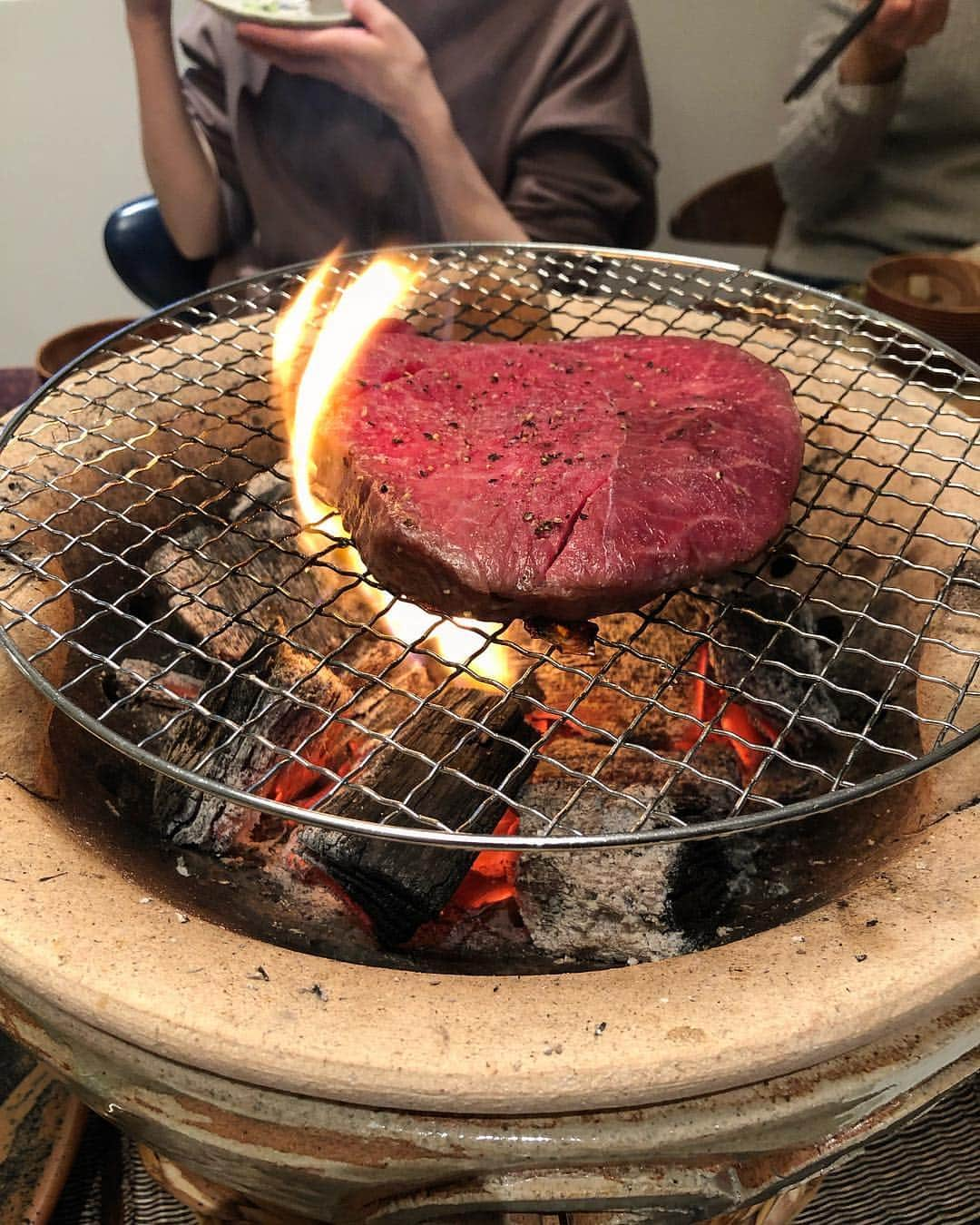 桐島かれんさんのインスタグラム写真 - (桐島かれんInstagram)「炭火で焼くと美味しい〜。 #晩御飯 #土楽釜」4月2日 19時55分 - houseoflotuskaren