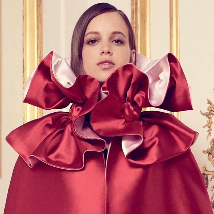 アレクシマビーユのインスタグラム：「Bow draped corolla collar @alexismabille @heloise_giraud french beauty shot by @matthewbrookesphoto hair @odilegilbert_official makeup @lloydsimmondsmakeup #alexismabille #collerette #red #bow #drape #collar #cape #hautecouture #chicparisien #flower #corolla #royal #heloisegiraud #alexismabillehautecouture」