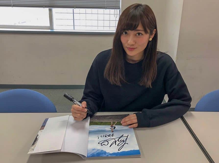 奥山かずささんのインスタグラム写真 - (奥山かずさInstagram)「大阪イベントの分のサイン書き✨ まだ残ってる券種もあります！ 詳しくは書店サイトのHPをご覧ください。 大阪楽しみだ〜！ . ▽▽▽▽▽ ＜奥山かずさ １st写真集 『かずさ』 発売記念イベント@大阪＞ 【日程】2019年4月18日（木）　18:00〜 【会場】HMV&BOOKS　SHINSAIBASHI 【受付期間】3月23日（土）12:00～4月13日(土) 23:00まで ※上記受付期間内でも、規定枚数に達し次第、受付は終了させていただきます。 △△△△△」4月2日 19時57分 - kazusa_okuyama_official