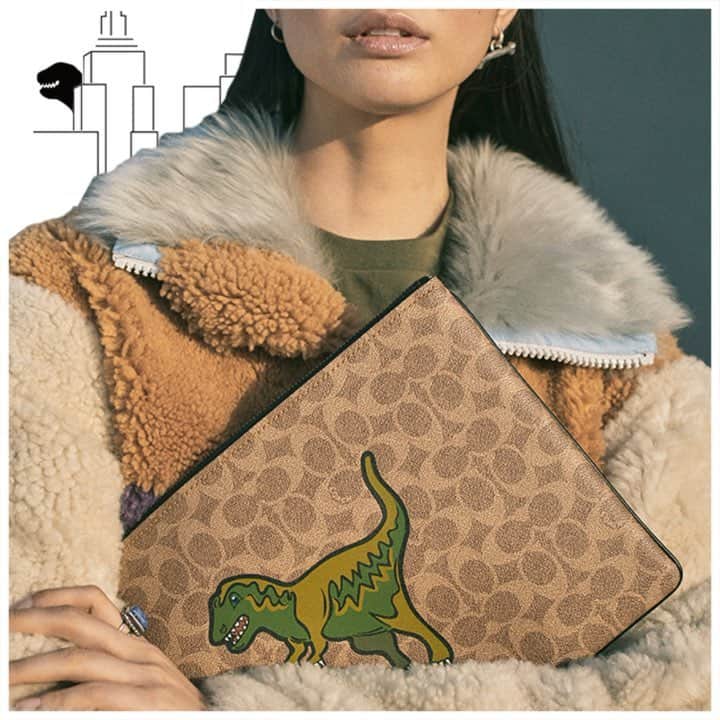 のインスタグラム：「Hold on tight. With Rexy in tow, spontaneous adventures are known to happen. #RexyTheCoachDino #CoachNY」