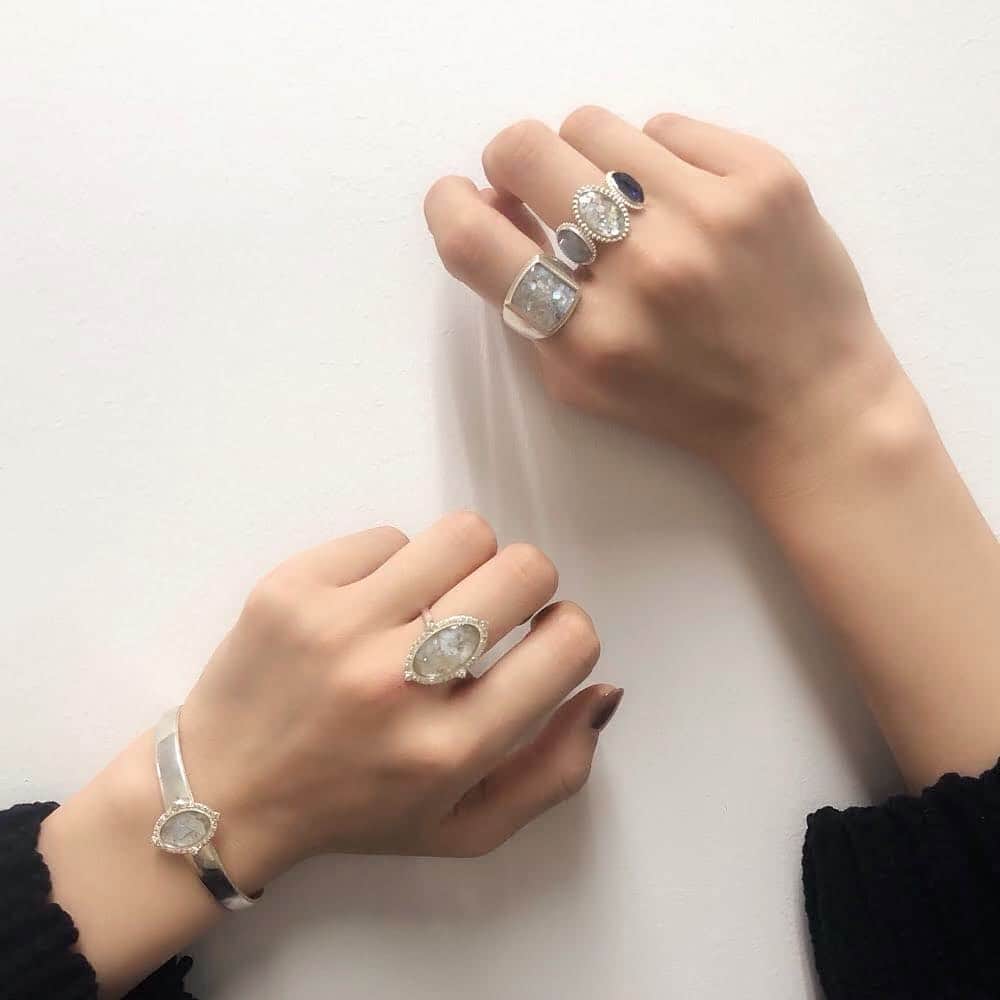 ageteさんのインスタグラム写真 - (ageteInstagram)「• 【2019　Spring Colletction_Ring】  ローマンガラスを使ったリングは、天然石とはまた違った煌めきと透明感が魅力。 ボリュームのあるデザインや、華奢なデザイン、それぞれの良さを生かしたリングは手元を華やかにしてくれます。  #agete #jewelry #accessory #ring #charm#necklace #pierced #romanglass #diamond#silver #collection #spring #アガット #ジュエリー #アクセサリー #リング #チャーム #ネックレス #ピアス #ローマンガラス #ダイヤモンド #シルバー #コレクション #春」4月2日 19時58分 - agete_official
