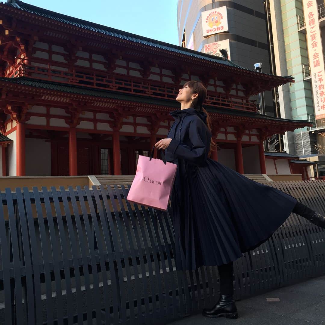 中村祥子のインスタグラム：「チャコットのショッパーも新しいピンクで可愛い💕 中身は次回お見せします😉お楽しみに👍限定記念プレゼントにチョコレートを頂きました❤️ @chacott_jp #chacott #京都店 #kyoto #chocolate @maxmara @sportmax #トレンチコート」