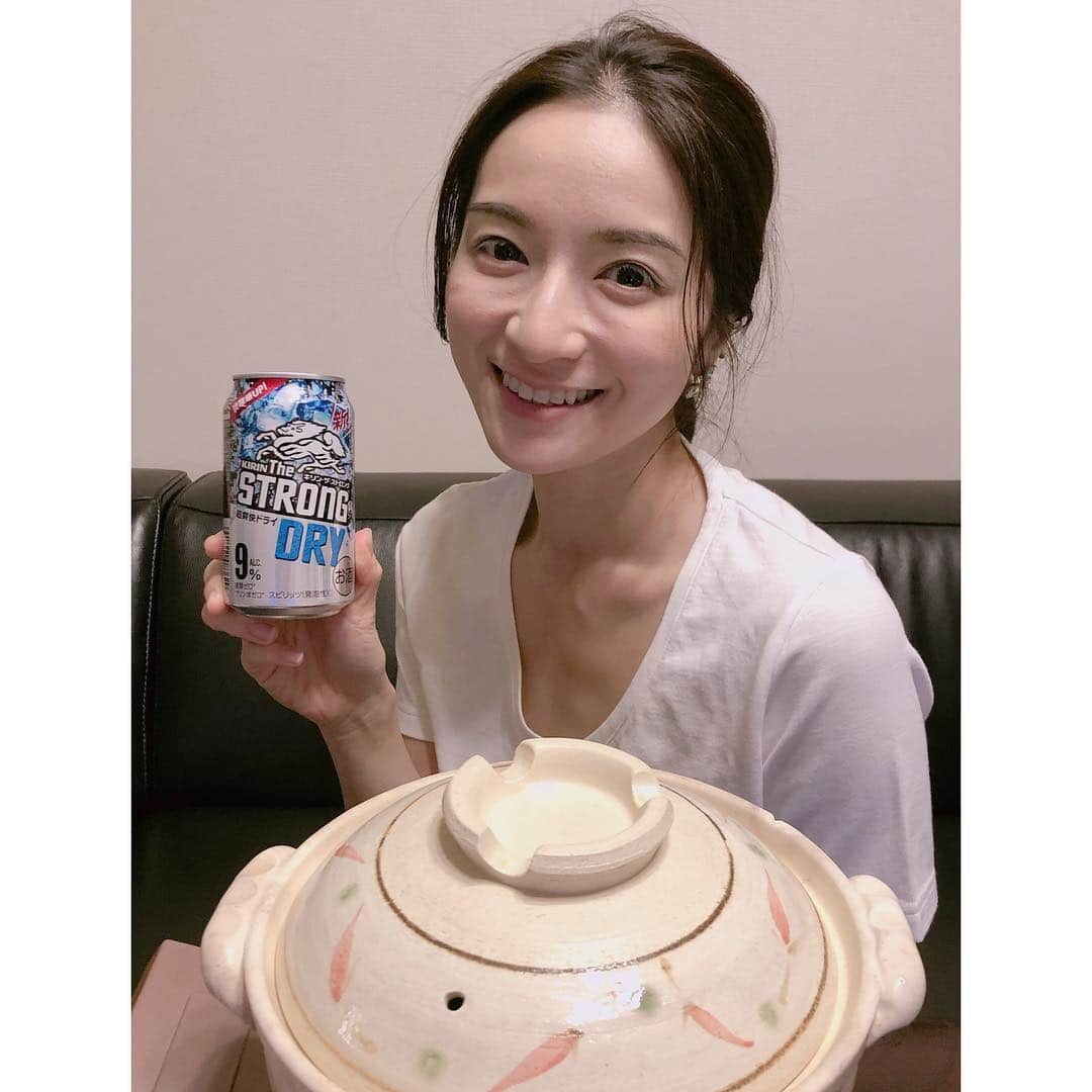 Mayuko Watanabe 渡辺真由子さんのインスタグラム写真 - (Mayuko Watanabe 渡辺真由子Instagram)「週末の夜は家でお鍋をするのが定番♡ そんなお供に新しくなった #キリンザストロング ！ お酒はたくさん飲むわけではないですがお酒は好きです😊 その中でも私は炭酸飲料が好きなので炭酸のお酒が大好き😆✨ この#キリンザストロング は、とにかく炭酸がしっかりしていて炭酸好きにはたまらない😍 後味もよく、アルコール9％なので1本でお酒をしっかり飲んだ感じがして満足☺️ 1日息子とたくさん動いた後にお家でのんびりお鍋食べてテレビ見ながらお酒を飲んでそのまま休むのが私の1番の至福のときなんです😊💗 #PR#キリンザストロング#本日も気持ちよくおしまい#キリンのストロング#ドライ派 @kirin_brewery」4月2日 20時04分 - watanabe_mayuko