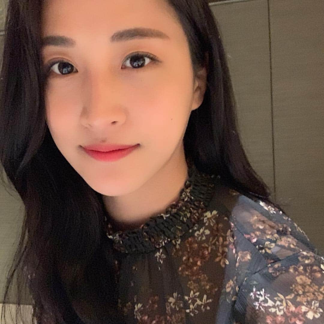 のインスタグラム：「시간 빠르다 벌써 4월 😵」