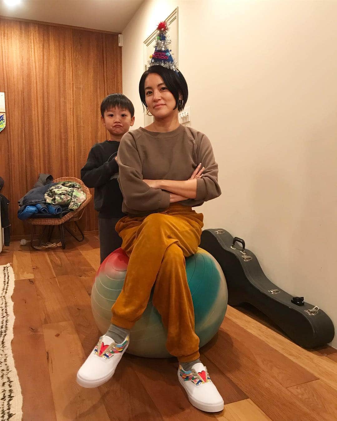 桃生亜希子のインスタグラム：「プレゼントなんて、全然期待してなかった誕生日。  帰ったら、2人がサプライズのケーキ🧁🎂🍰と、手作りのプレゼント🎁を用意してくれてた！ ありがとう❤️ 靴の絵は、まだ進化するかもだって！楽しみ♪ #birthdaysurprise #thankyou #happy #76 #笑 #mikeのdoodles」