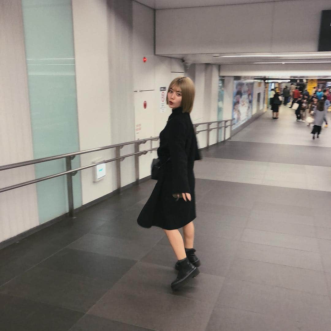 のインスタグラム：「、 、  本日も真っ黒さん いつもマックロクロ子です  #コート #ブラック #ファッション」