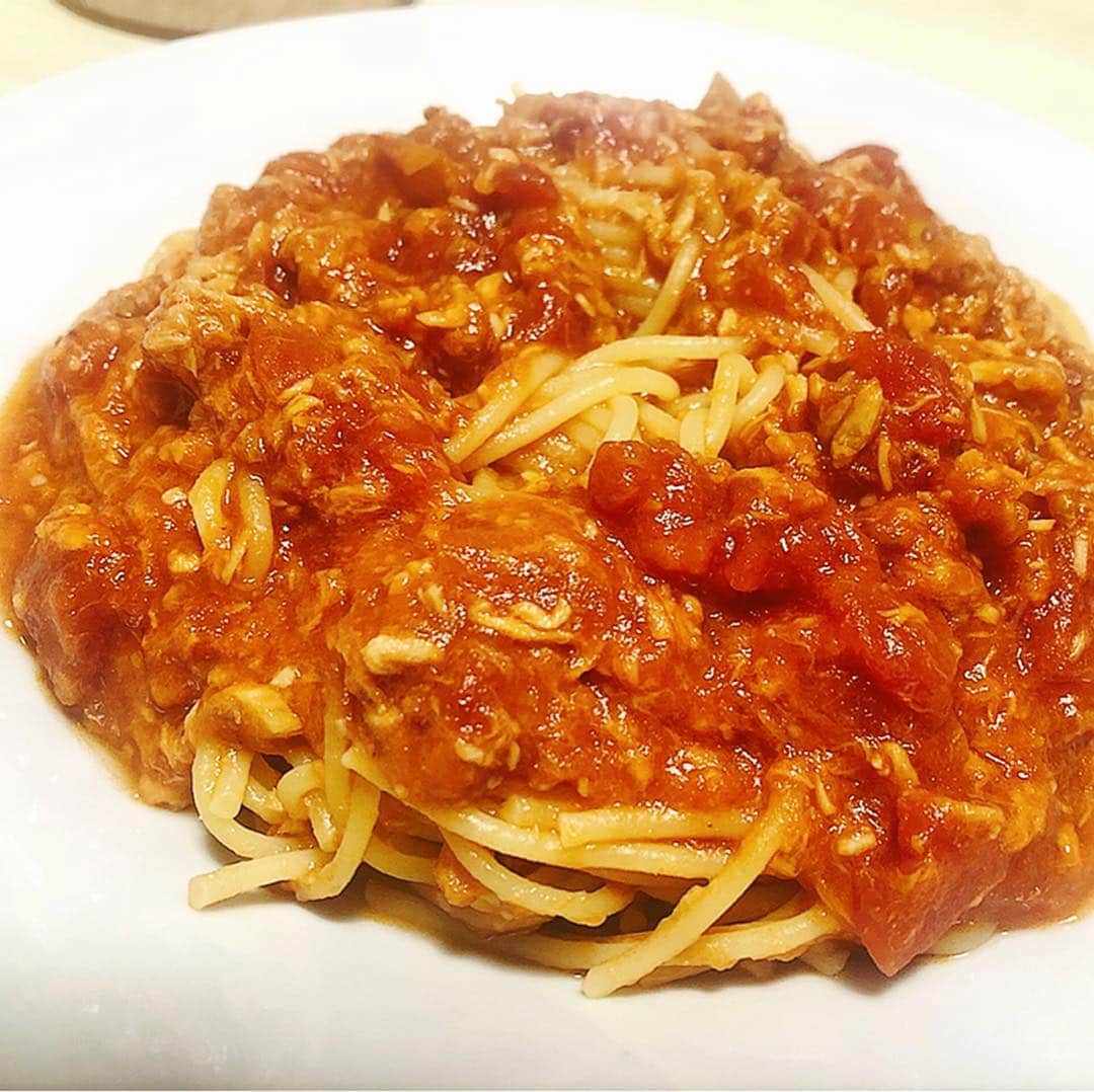 森實りこさんのインスタグラム写真 - (森實りこInstagram)「: 最近作ったパスタコレクション🍝  #舞茸とベーコンのバター醤油パスタ  #カルボナーラ #フォルマッジ #トマトとツナのパスタ  これ全部レンチンだけで作れるやつ😋 100均で売ってる長細いタッパーに材料調味料入れて温めるだけなんだけど、すごく美味しくできるの＼(^o^)／ 最近はSNSで超簡単なレシピがいくらでも見られるから便利だなぁ。。 お陰で料理のハードルが下がって、家でご飯を食べる頻度が増えました✌︎ 詳しいレシピは今度ツイッターに載せます☻ほんとに簡単！  #おうちごはん  #ごはん#自炊#自炊生活  #おうちカフェ#飯テロ #手料理#パスタ #パスタレシピ #レンチンレシピ  #デリスタグラマー #簡単レシピ#ごはん記録  #foodporn#foodstagram  #pasta#pastamania #今日のごはん  #りこ飯グラム  トマト缶の栄養がすごいらしい👀 これからたくさん使ってこー。  #bj_kanagawa_official」4月2日 20時12分 - ricozane