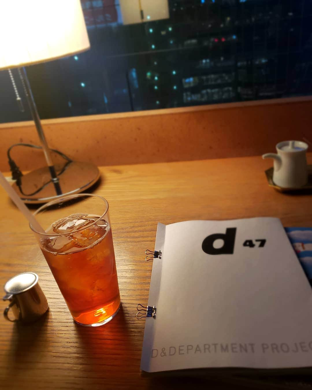 LUNAさんのインスタグラム写真 - (LUNAInstagram)「#ヒカリエ #カフェ #カフェ巡り #カフェ好き #instacafe #cafestagram #icetea #紅茶 #アイスティー #shibuya #hikarie #goodtime #breaktime . . . . #カフェレポ #レポ . . . #お一人様 好きには良きなカウンター席。そして渋谷の街が一望できるといううれしさ。#d47食堂 #景色 #渋谷 #渋谷カフェ 今度はちゃんと夜景の写真とりたい。. . . １８時前、カフェタイムギリギリにいったので、アイスコーヒ売り切れで、アイスティーを注文。そのままストレートで、スッキリでよきでした。」4月2日 20時13分 - luna_0229