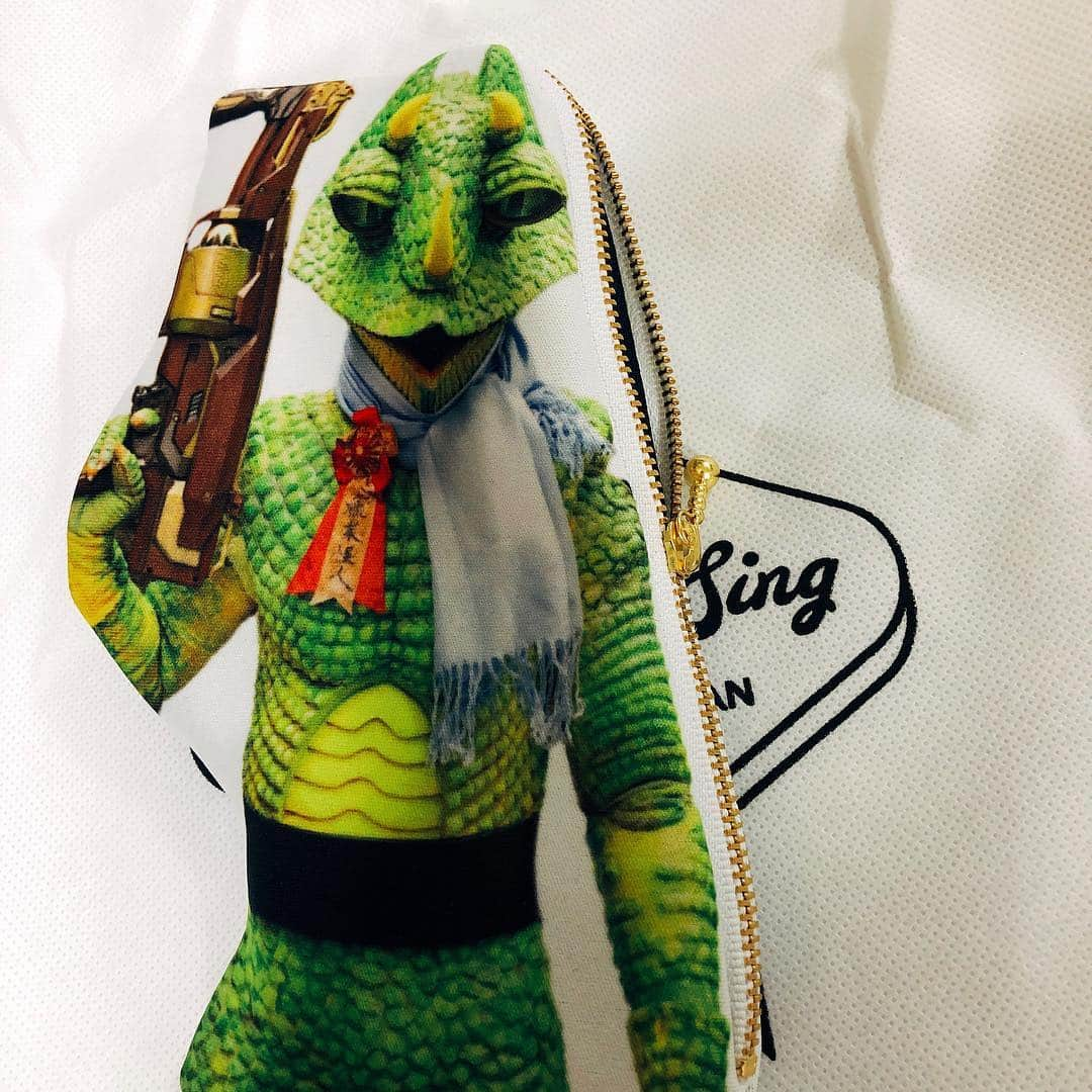 カメレオールさんのインスタグラム写真 - (カメレオールInstagram)「【大発表】 ペットモデルアイテム届いた！！ @sing_thing_sing さんは写真やイラストを送れば オリジナル・オーダーメイドのアイテムを製作してくれるぞ☆ アイテムを持ってくれているのは、女優の辻凪子さん☆ #singthingsing #シングシングシング #ペットモデル #petmodel #映画 #特撮 #キャラクター #人外 #怪人 #カメレオール #写真 #movie #cinema  #character #tokusatsu #monster  #chamereoru  #Photo #アート #art  #芸術 #artist #モデル #model #作品 #デザイン #design #ヒーロー #hero #短編映画」4月2日 20時13分 - chamereoru