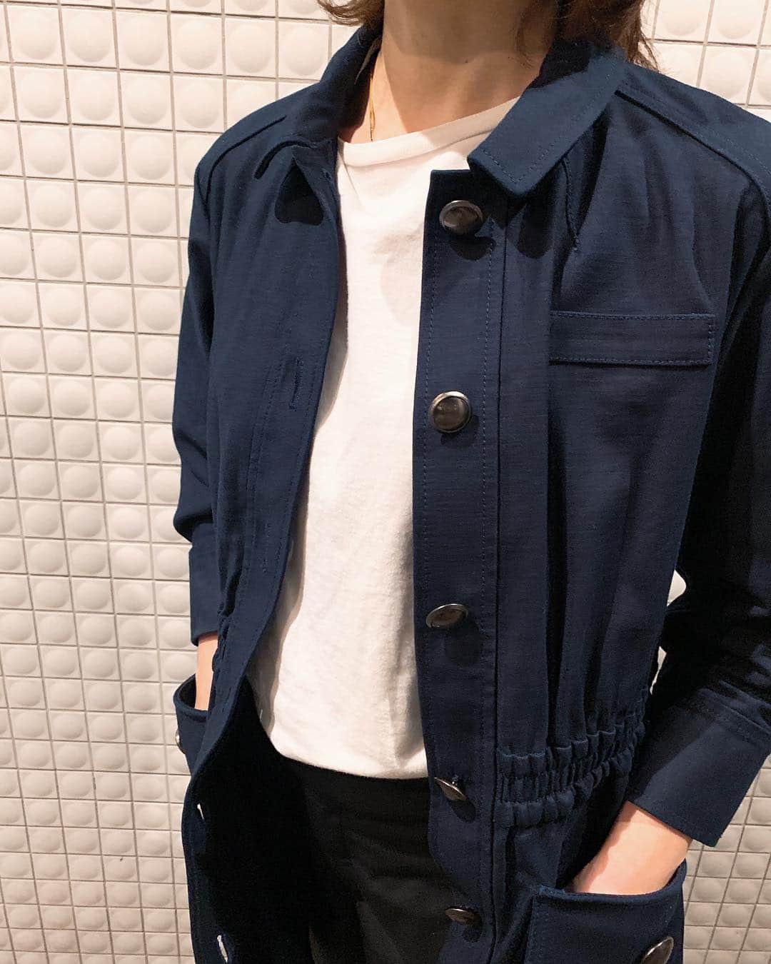 BORDERS at BALCONYのインスタグラム：「メンズライクなミリタリージャケットをワンピースや女性らしくみえるデザインに落とし込んだ一枚。生地は一番上品で綺麗にみえるサテン織りを厳選。開けて着ても、閉めて着ても”ウエストが細くスッキリ”みえるよう、シャーリングディテールがポイント。女性らしいミリタリージャケットのスタイリングが仕上がります。バレリーナマキシドレスとの組み合わせがおすすめです。⁣⠀」