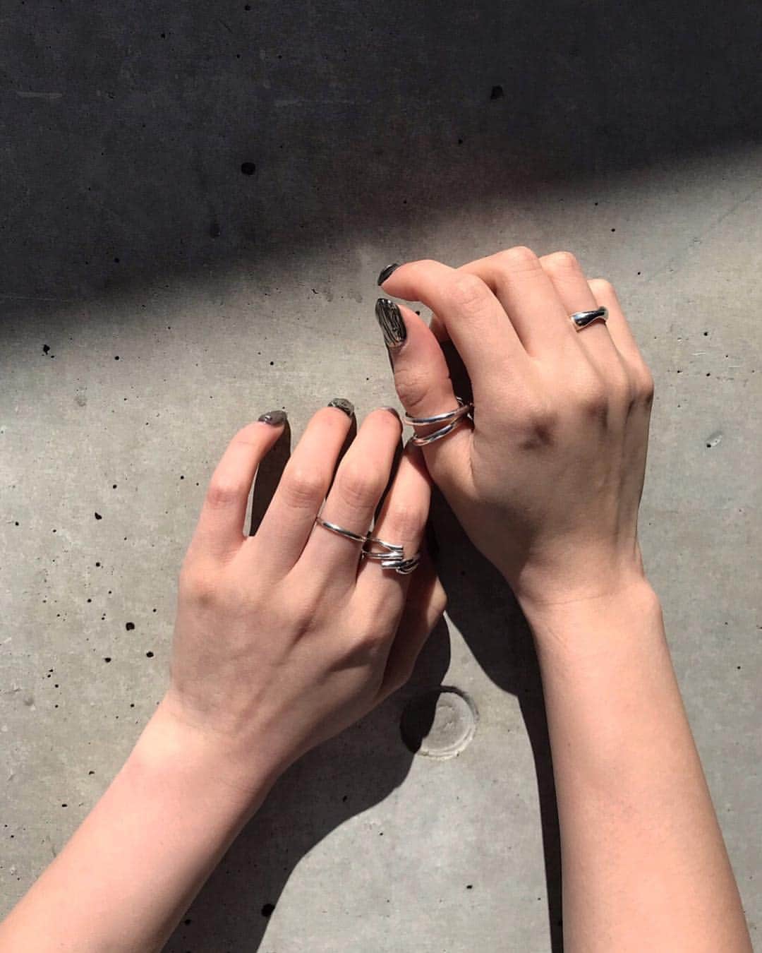 のインスタグラム：「今日の手👐🏼❤︎ 親指さんお気に入り❤︎ @leannofficial の SV925 Double Hoop Ring だよ☺︎ . #LEANN#leannofficial#リーン」
