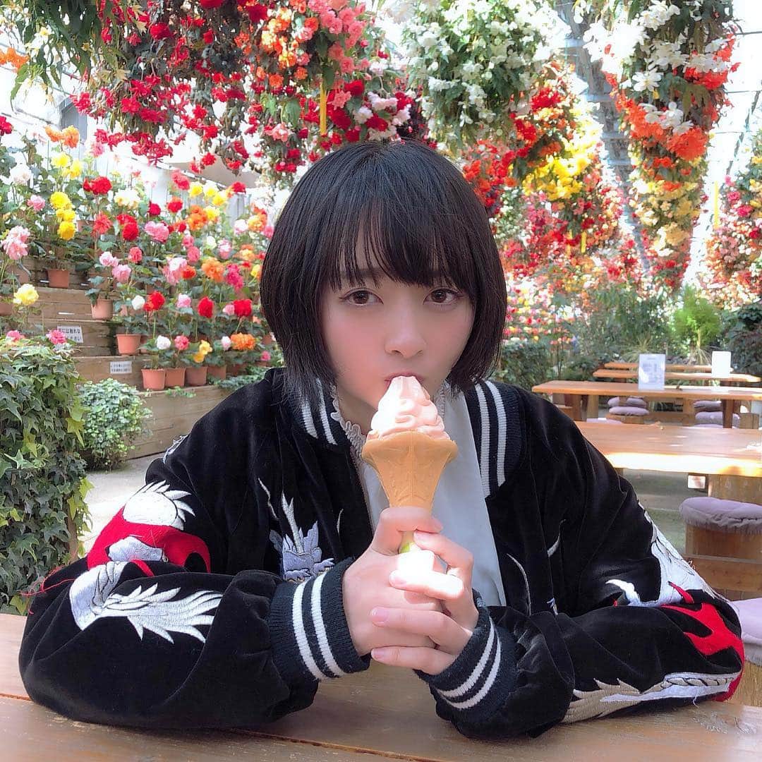 三嵜みさとさんのインスタグラム写真 - (三嵜みさとInstagram)「意外と花とか好きなんだよ。  #fashion #flawers🌸 #miiramisato #木乃伊みさと」4月2日 20時26分 - miiramisato