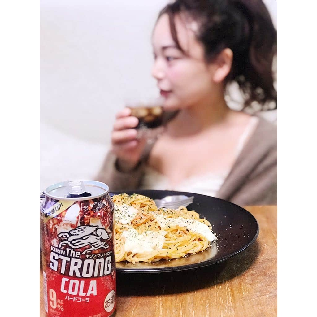 Yuuki mimuraさんのインスタグラム写真 - (Yuuki mimuraInstagram)「🥤✨ . 今日も1日お疲れ様😌✨ 新しくなったキリン・ザ・ストロングで乾杯🥂🧡 キリン・ザ・ストロングが新しくなったよ🥰🥰🥰 強めの炭酸がキリッとしてて すごく飲みごたえがあって美味しい❣️ 頑張って働いて帰ってきてから飲むのがたまらない🖤 1日を気持ちよく締められる✨ ハードコーラは、ピリッとくる強炭酸だけど 甘みも感じられて女の子も飲みやすいと思う🥤💕 でも甘すぎないのでお料理の味を邪魔しないよ🍴✨ 今日も1日お疲れ様でした✨ 明日も頑張ろうね💭💭 . . .  #PR  #キリンザストロング　 #本日も気持ちよくおしまい #キリンのストロング  #ハードコーラ派 . .  @kirin_brewery」4月2日 20時26分 - u0829u