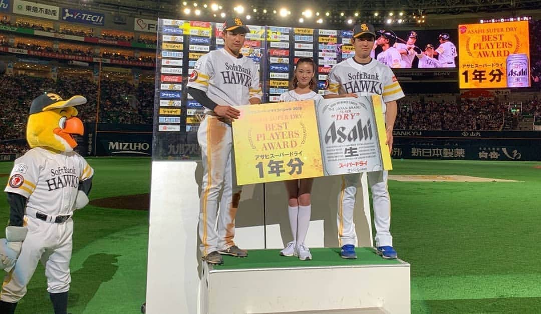 鈴木望さんのインスタグラム写真 - (鈴木望Instagram)「3 /31の福岡ヤフオク!ドームでは﻿ 始球式だけじゃなくヒーロー賞のプレゼンターもさせて頂きました。﻿ ﻿ それと、売り子体験も🍺﻿ ﻿ 柳田選手、高橋選手ありがとうございました💓  #福岡ヤフオクドーム #ヤフオクドーム #ソフトバンクホークス #ビール #売り子」4月2日 20時22分 - nozomi.0318