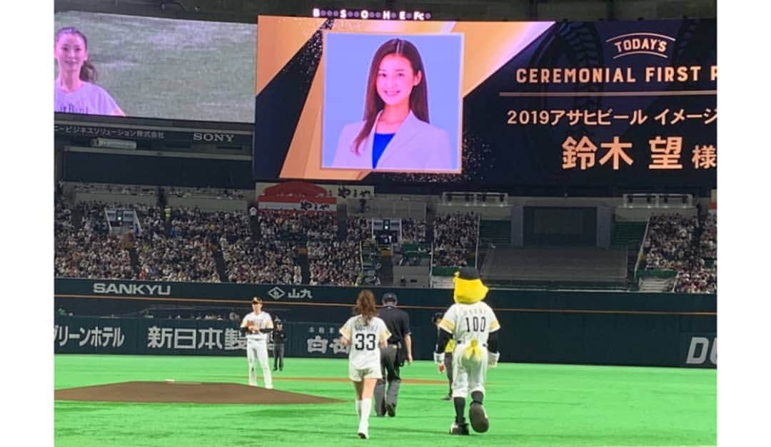 鈴木望さんのインスタグラム写真 - (鈴木望Instagram)「3 /31の福岡ヤフオク!ドームでは﻿ 始球式だけじゃなくヒーロー賞のプレゼンターもさせて頂きました。﻿ ﻿ それと、売り子体験も🍺﻿ ﻿ 柳田選手、高橋選手ありがとうございました💓  #福岡ヤフオクドーム #ヤフオクドーム #ソフトバンクホークス #ビール #売り子」4月2日 20時22分 - nozomi.0318