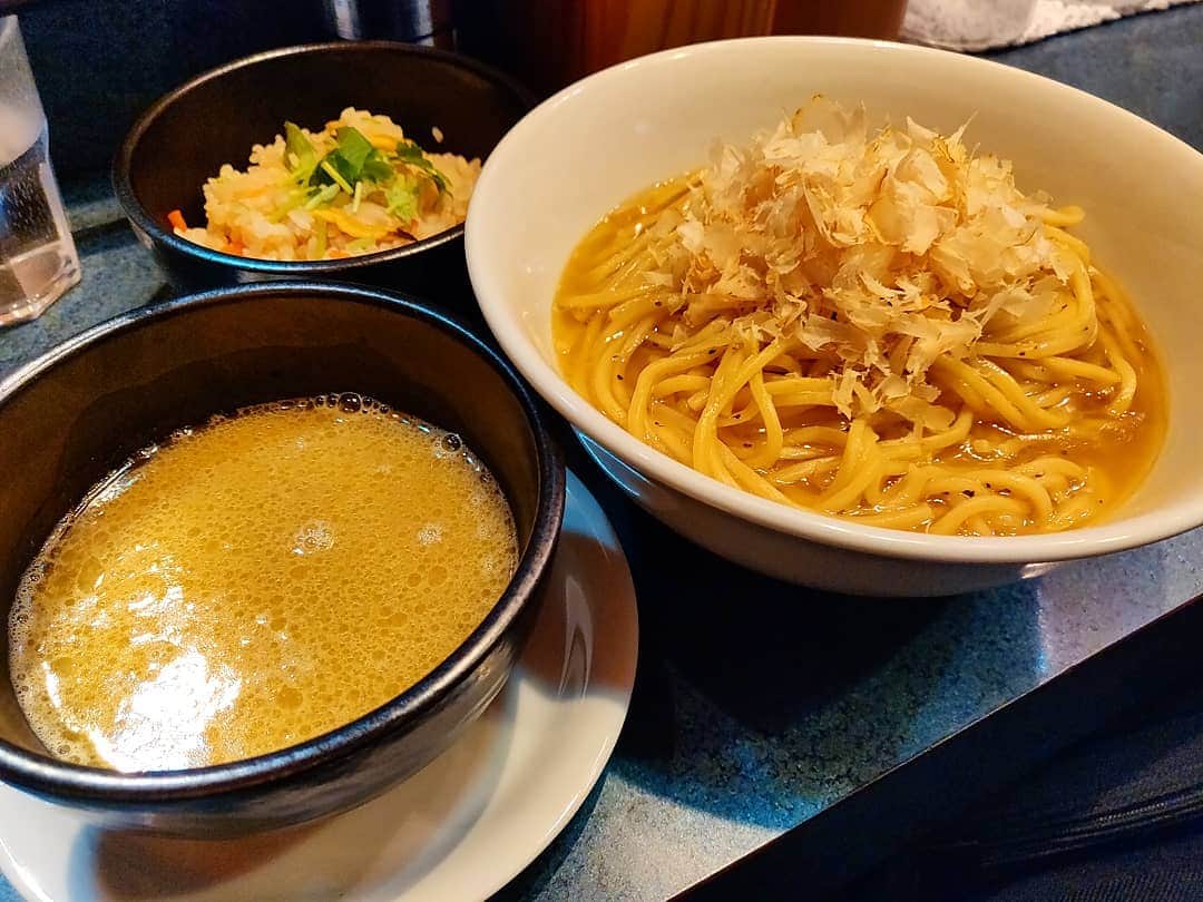 のインスタグラム：「＿＿＿＿＿＿＿＿＿＿＿＿＿＿＿＿＿ 🍜：白湯まぜそば 🏠：もとのとも(東中山) ￣￣￣￣￣￣￣￣￣￣￣￣￣￣￣￣￣ 【自分味で食べるまぜそば】 今年初のもとのとも。いつも火曜日は頭をよぎるんだけど時間が取れなかった。今週のおれは違うぜ！定退マンだからな。と言う訳でまぜそばゲットからの… . ちゃっくどぉ〜ん！！ . ほんと独創的で面白い一杯だよなぁ。麺に散らされたブラックペッパーが良いアクセントになっていて、何故だが洋な雰囲気を見せる。つけ汁の使い方次第で味わい方も自在となるのが肝。麺を浸けても、麺にかけても良い。好きな食べ方で楽しめるのが良くもあり、難しいところでもある。一番おいしいバランスを求めてスープを調整し、常に味が変化してしまうところがもどかしい。」