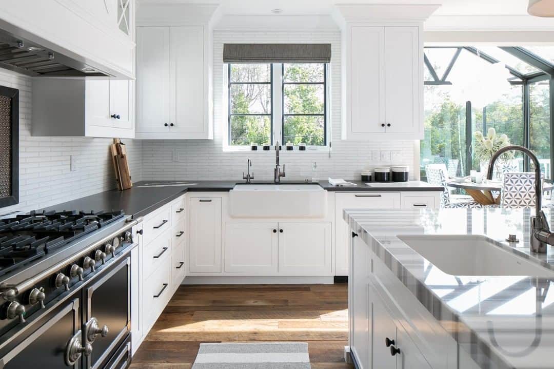 HGTVさんのインスタグラム写真 - (HGTVInstagram)「Keeping a home spotless 24/7 is impossible, but these 30 habits of people with clean houses can help you fake it til' you make it. Tip #5: Store small appliances out of sight instead of on your countertops. More at the link in our bio! Design by @brookewagnerdesign. . . . #whitekitchen #interiordesign #organization #springcleaning」4月2日 20時30分 - hgtv
